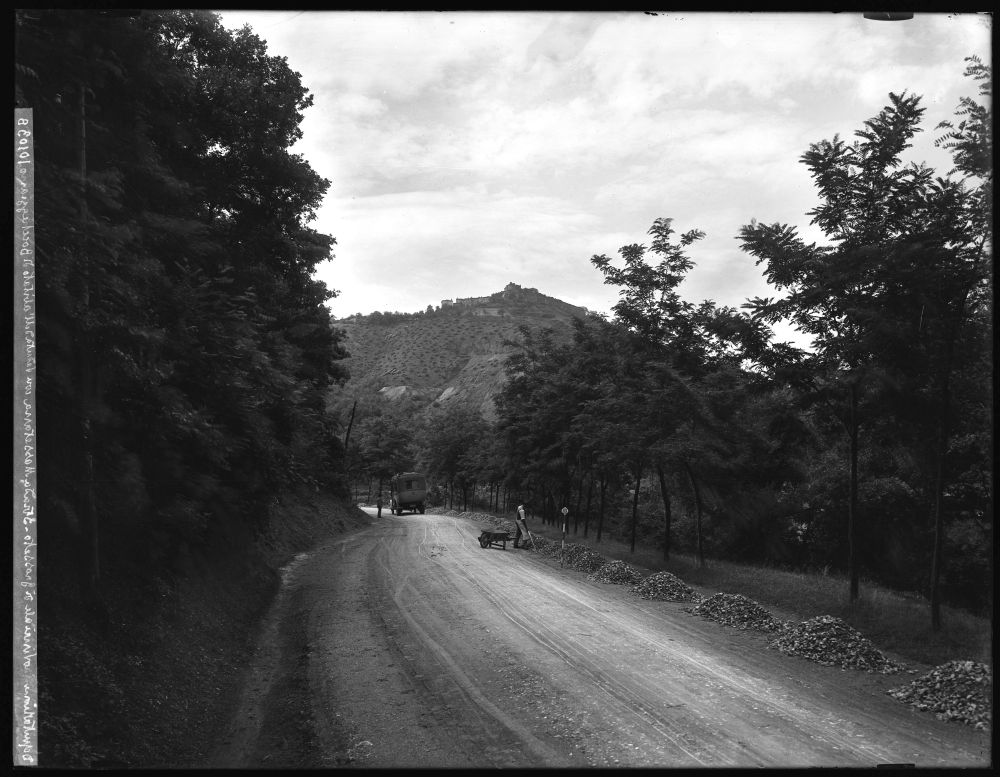 Strada massetana in costruzione con veduta di Boccheggiano, 1926